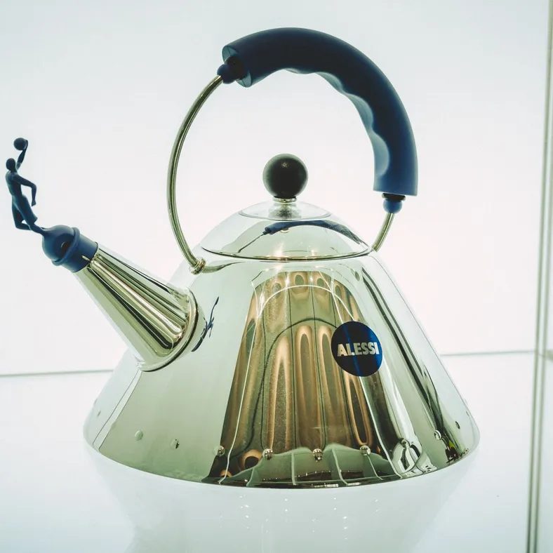 Конический стальной чайник Alessi с синей ручкой